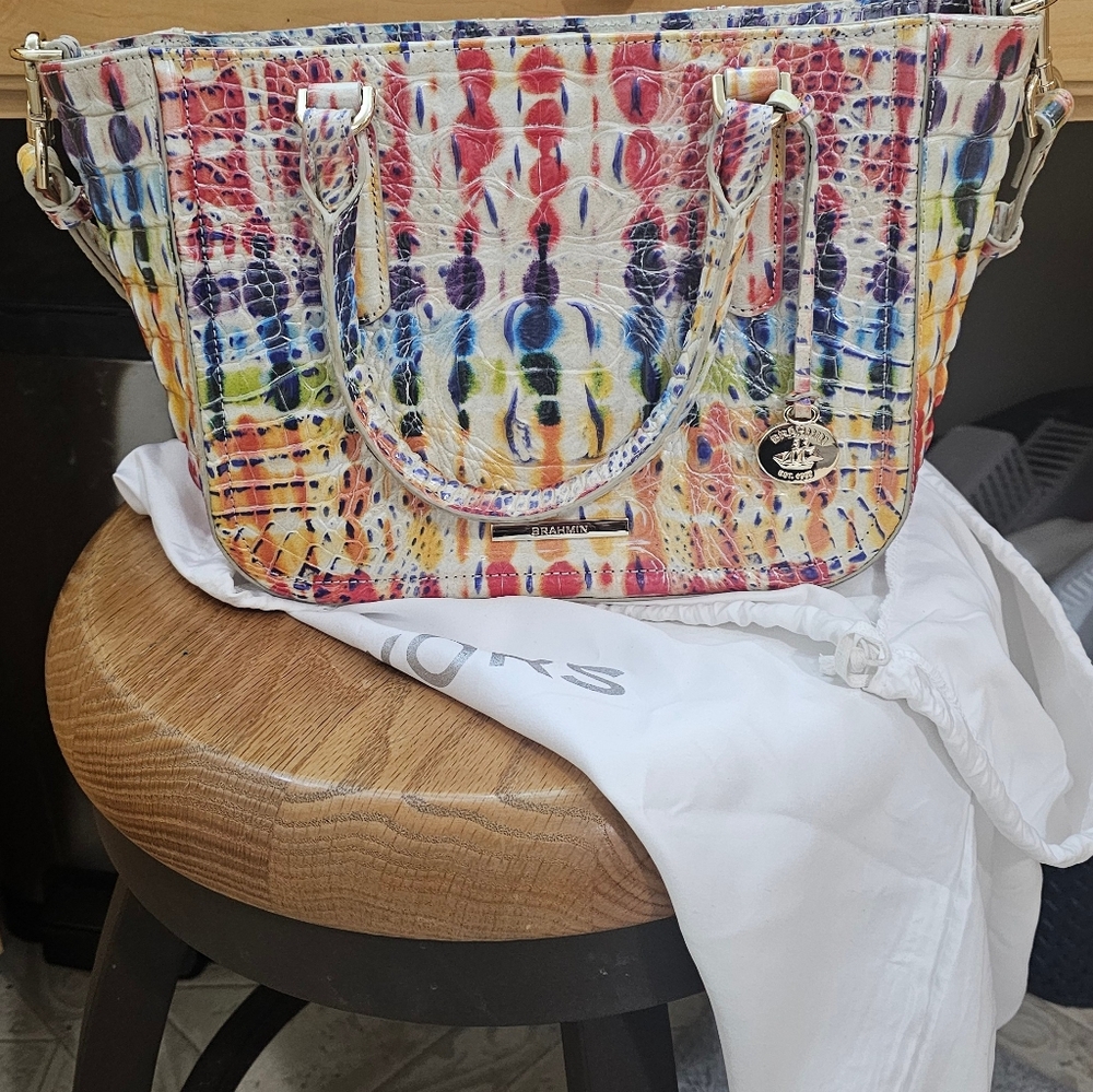 Brahmin small ashlee satchel/crossbody NWOT. Dust bag included. 7.75x13x4